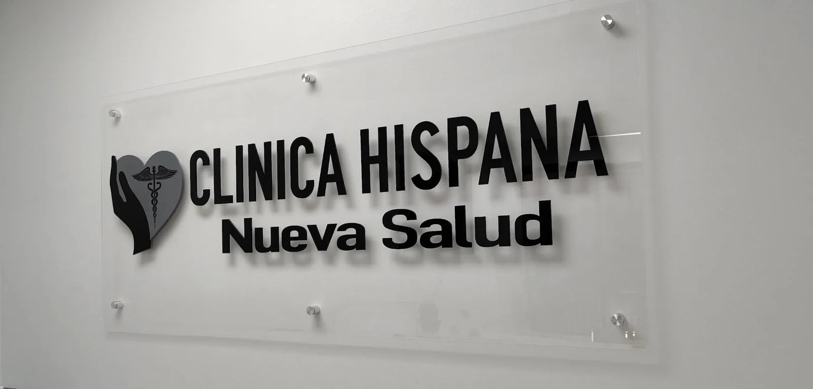 Equipo de Clínica Hispana Nueva Salud Michoacana atendiendo a pacientes en Pasadena, TX